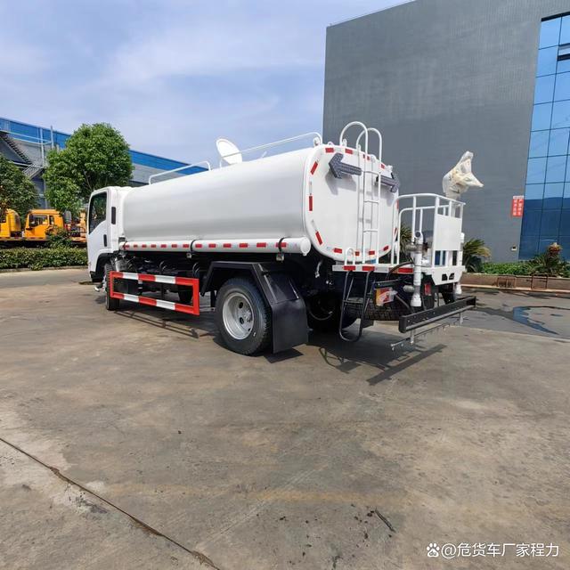 五十鈴四驅(qū)出口灑水車 專用物流領(lǐng)域的創(chuàng)新實踐