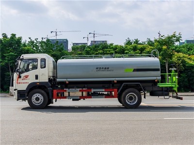 東風(fēng)運水車領(lǐng)跑遼寧市場，灑水車廠家品種繁多滿足多元需求